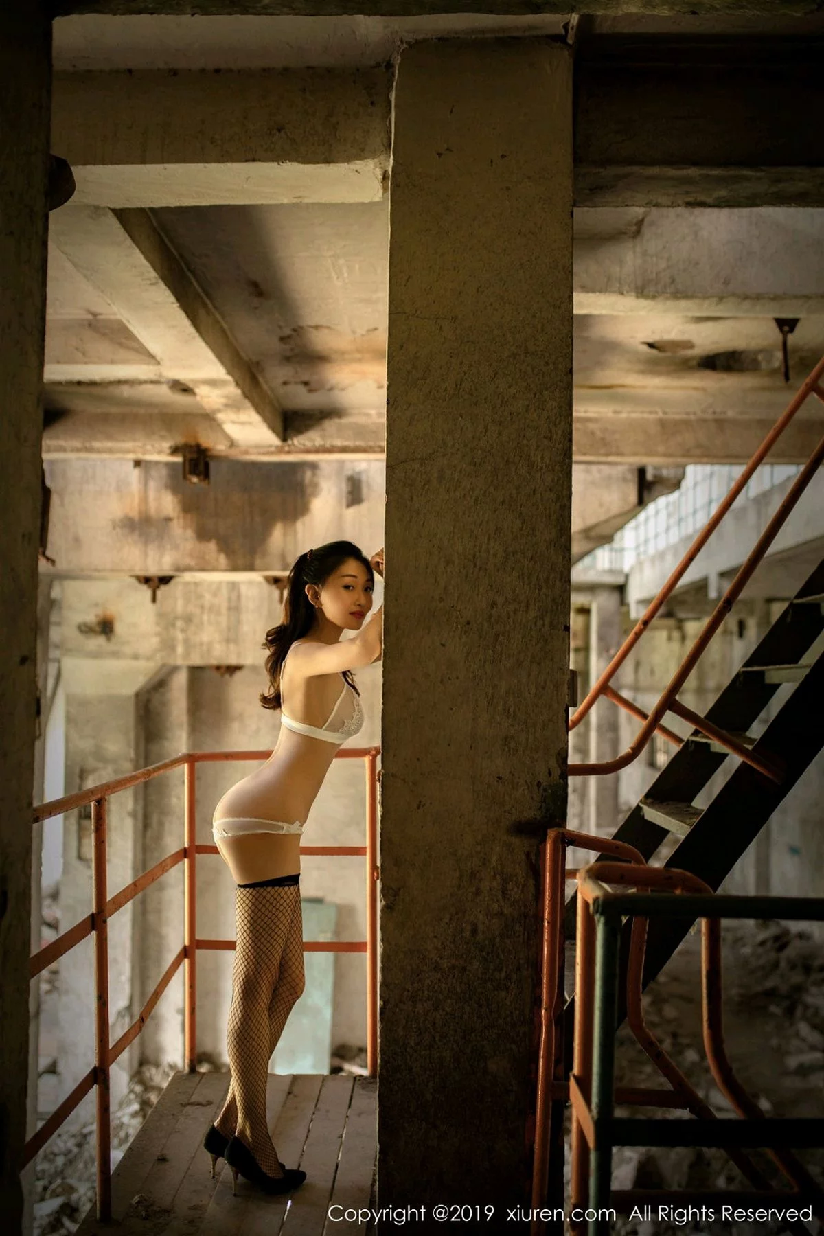 ytw9.com[XiuRen秀人网]No.1528_嫩模狐小妖Baby性感香车美女+户外蕾丝内衣半脱诱惑写真43P