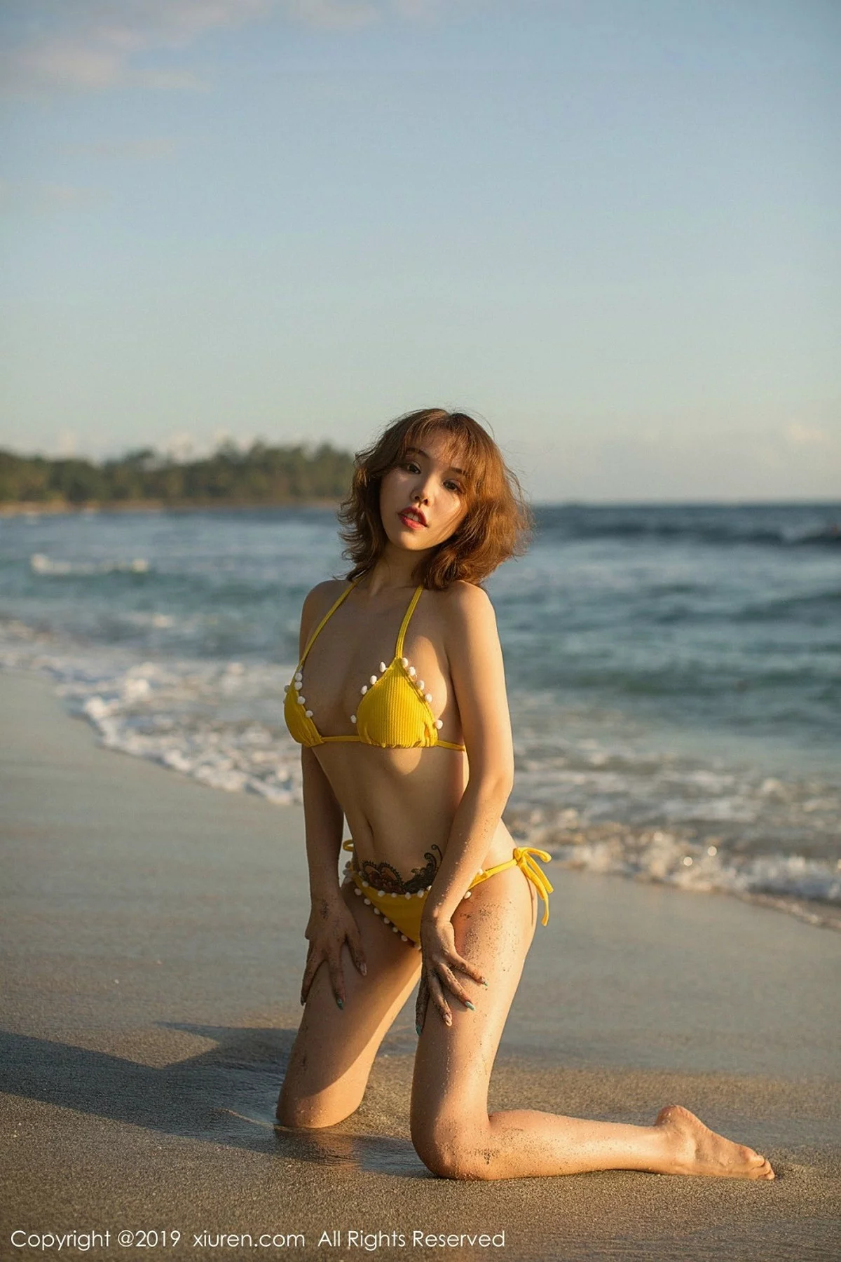 ytw9.com[XiuRen秀人网]No.1551_女神黄乐然户外沙滩金色比基尼半脱露豪乳撩人诱惑写真55P