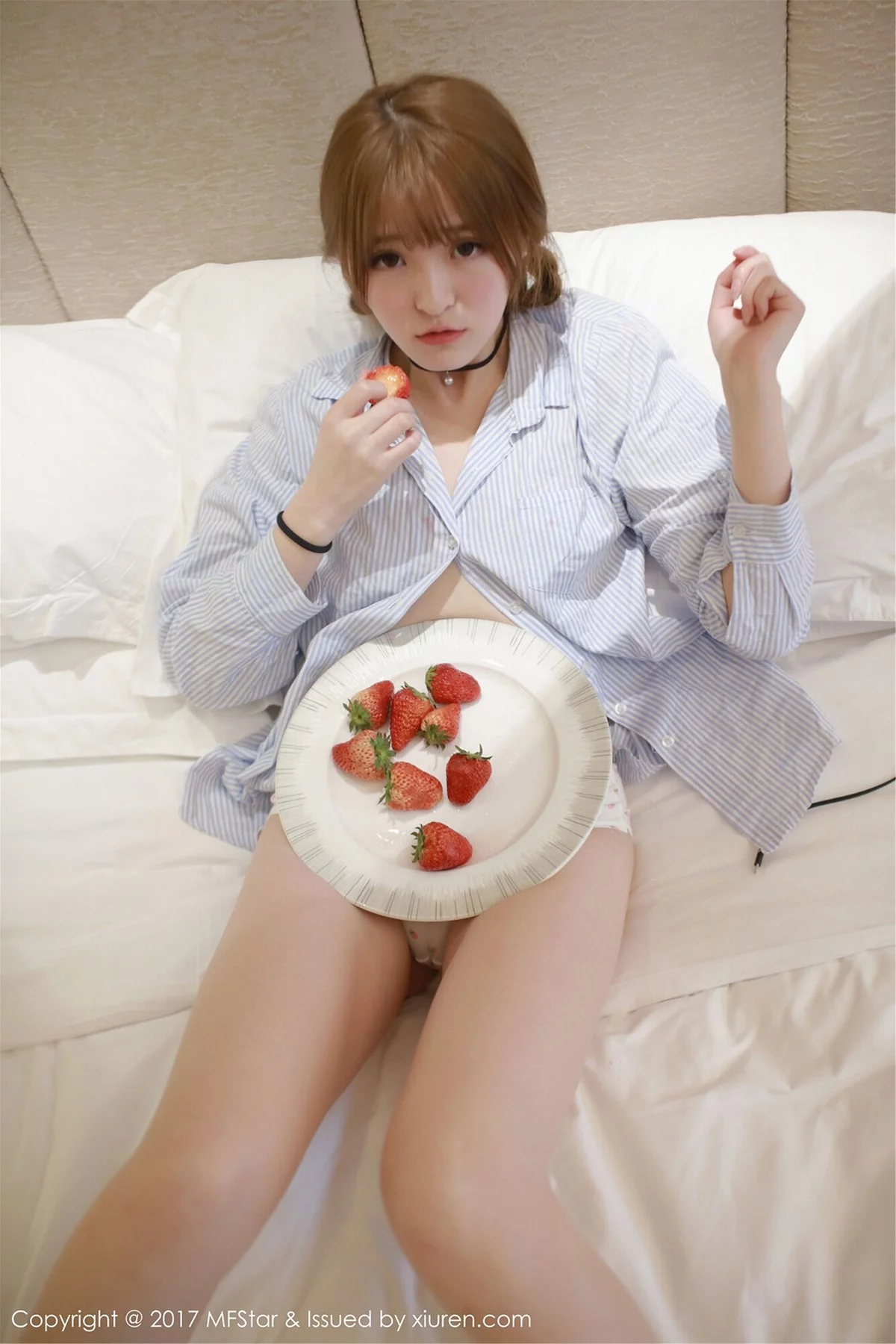 ytw9.com[MFStar模范学院]Vol.096_嫩模伊小七MoMo敞开条子衬衣半脱草莓内裤性感写真60P