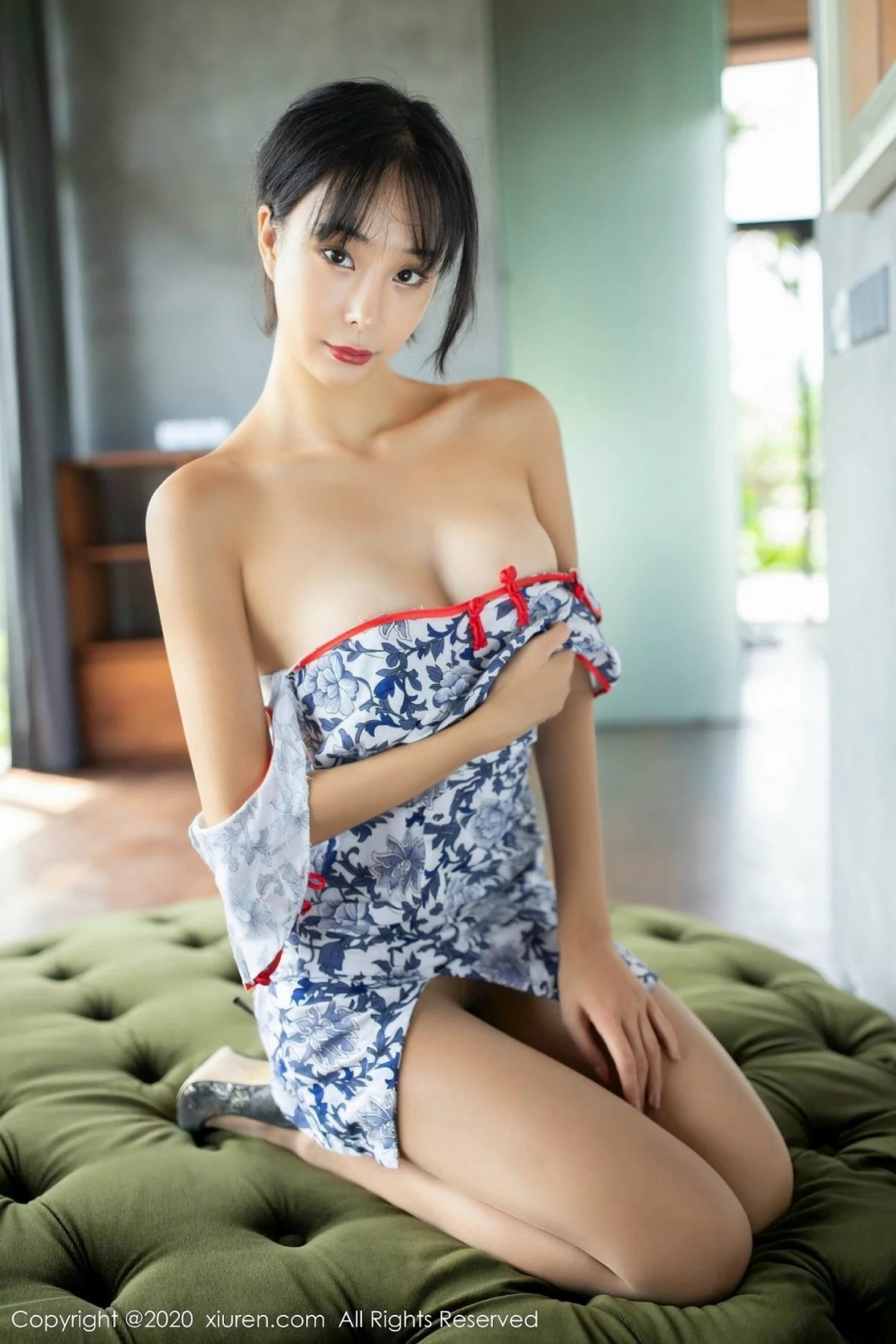 ytw9.com[XiuRen秀人网]No.2050_嫩模蓝夏Akasha巴厘岛旅拍私房青花瓷旗袍配超薄肉丝诱惑写真46P