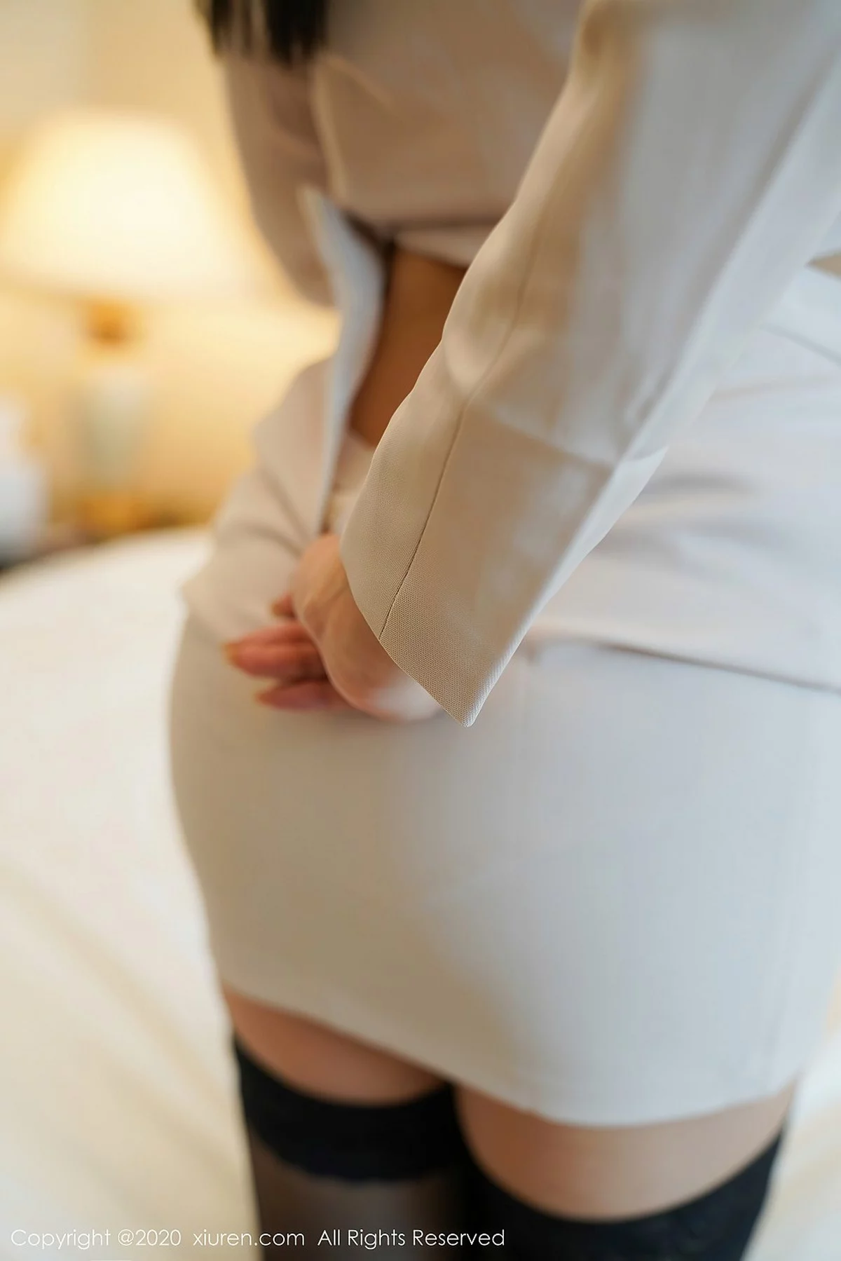 ytw9.com[XiuRen秀人网]No.2611_御姐果儿Victoria白色经典职场制服主题黑丝袜秀翘臀美腿诱惑写真47P