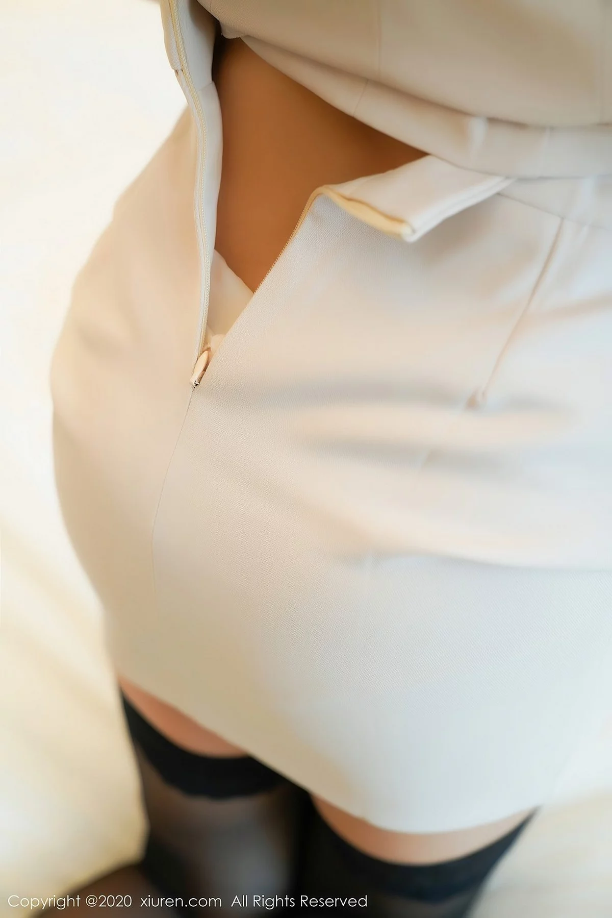 ytw9.com[XiuRen秀人网]No.2611_御姐果儿Victoria白色经典职场制服主题黑丝袜秀翘臀美腿诱惑写真47P