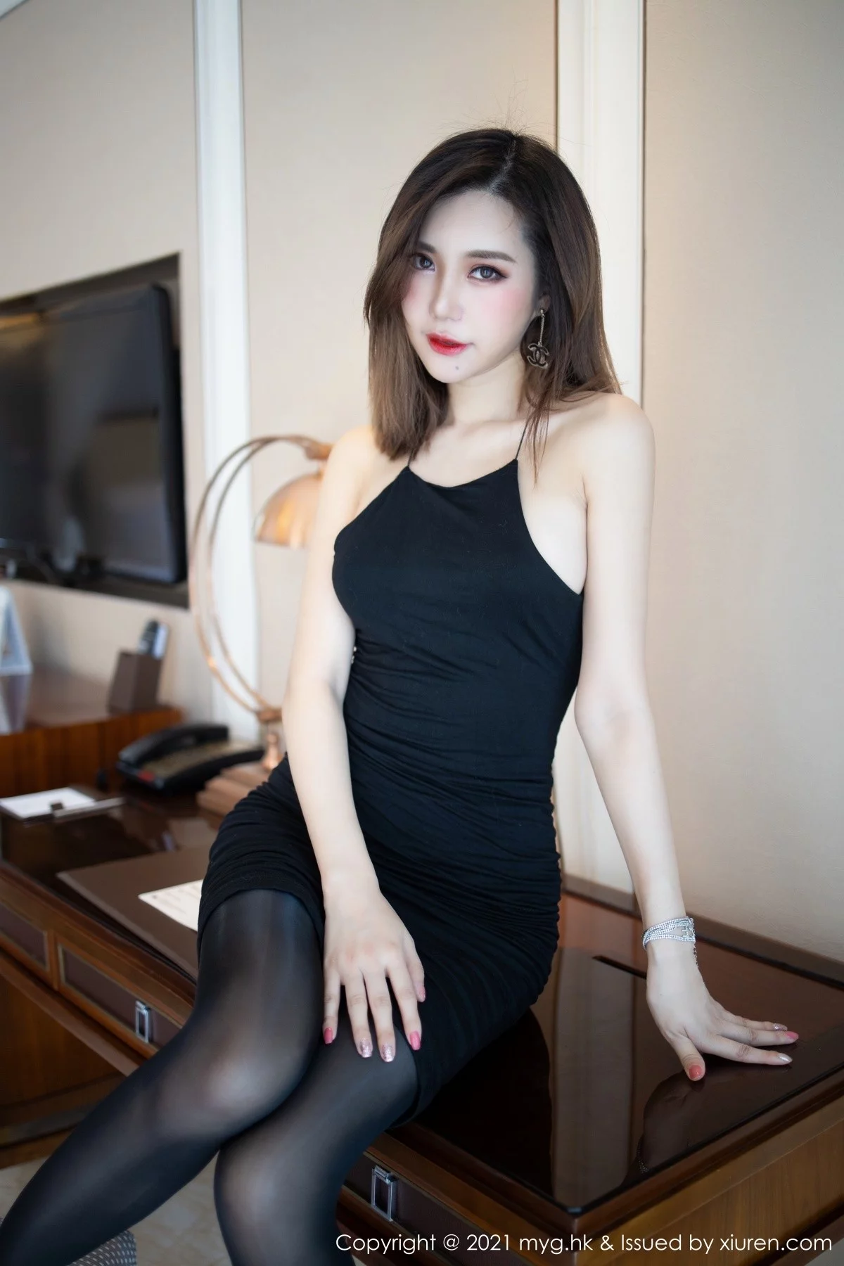 ytw9.com[MyGirl美媛馆]Vol.521_女神绮里嘉Carina私房黑色吊带裙配超薄黑丝裤袜迷人诱惑写真41P