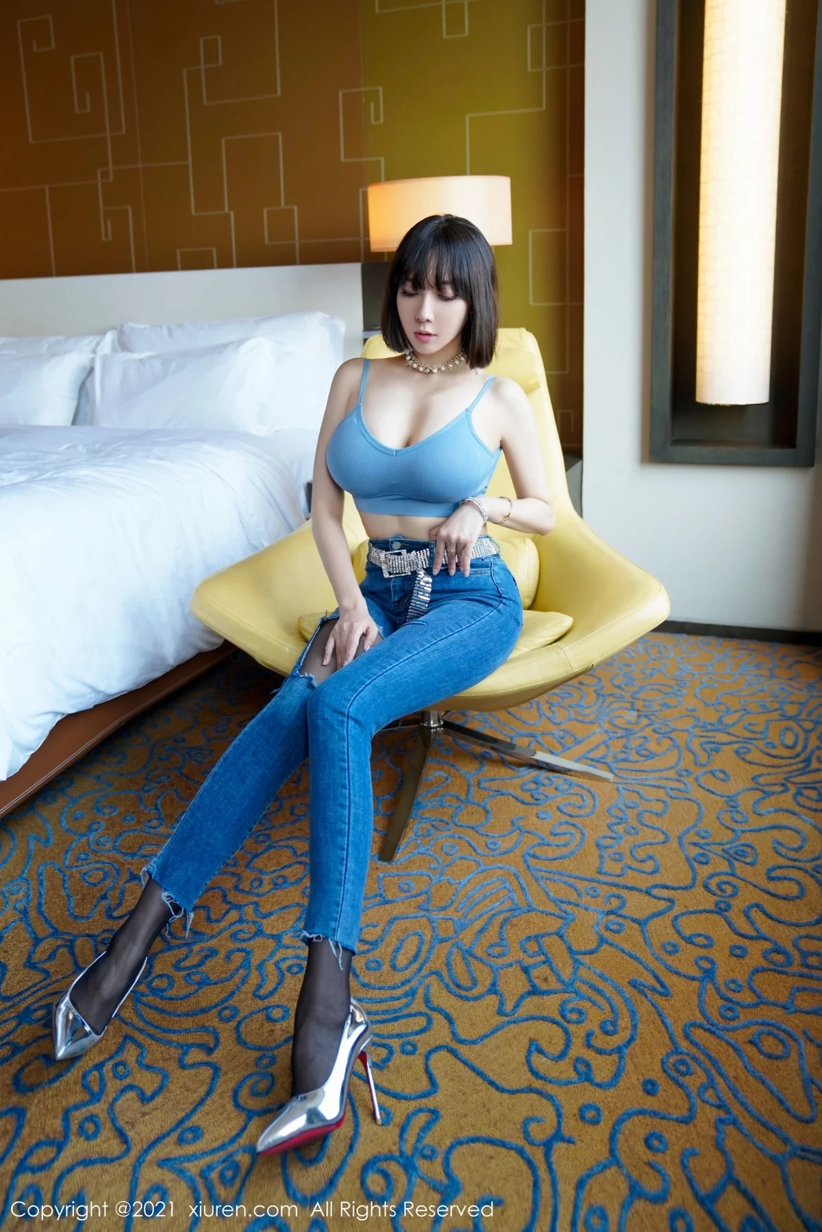 ytw9.com[XiuRen秀人网]No.3450_御姐果儿Victoria北京旅拍脱牛仔裤露性感内衣黑丝裤袜诱惑写真50P