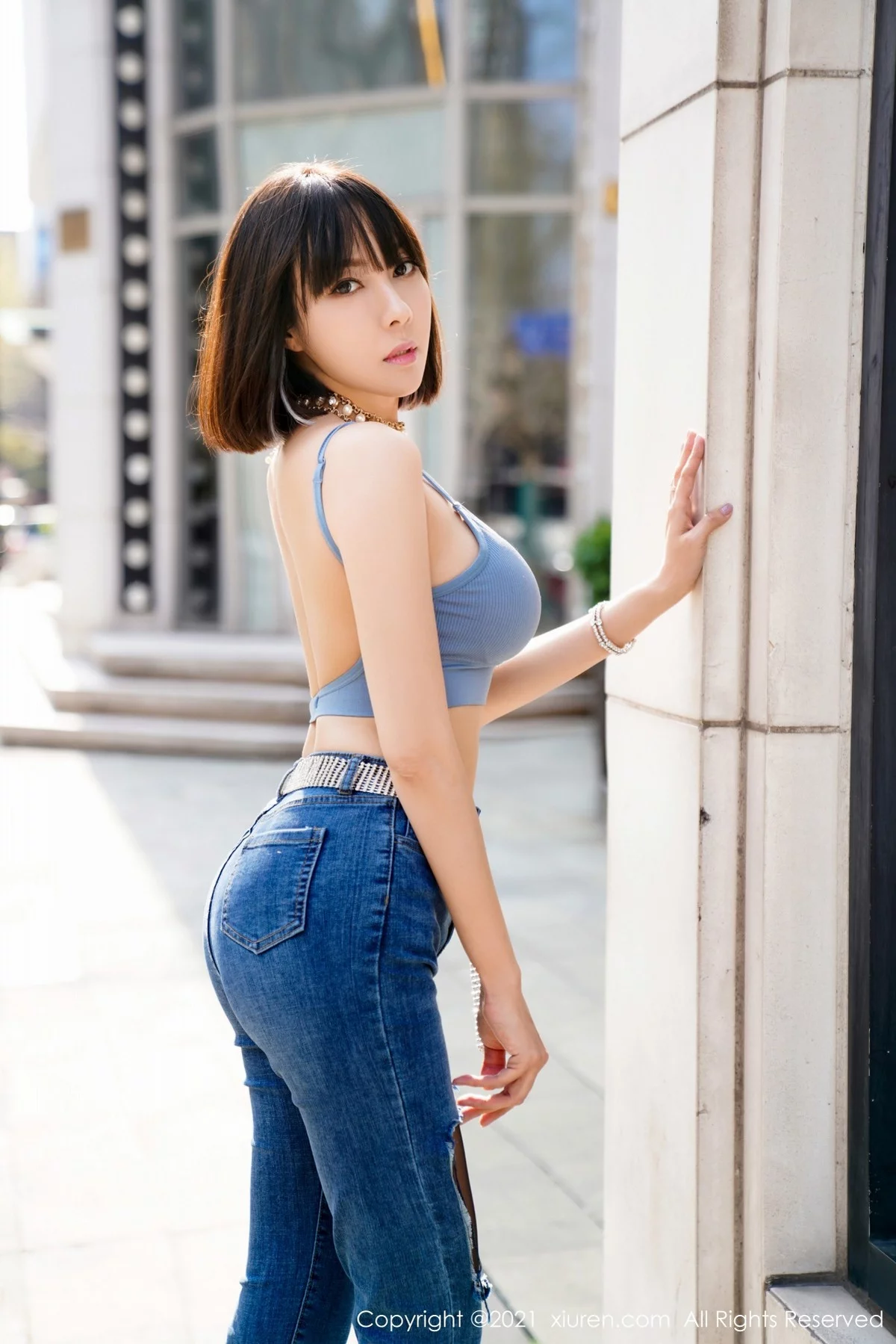 ytw9.com[XiuRen秀人网]No.3450_御姐果儿Victoria北京旅拍脱牛仔裤露性感内衣黑丝裤袜诱惑写真50P