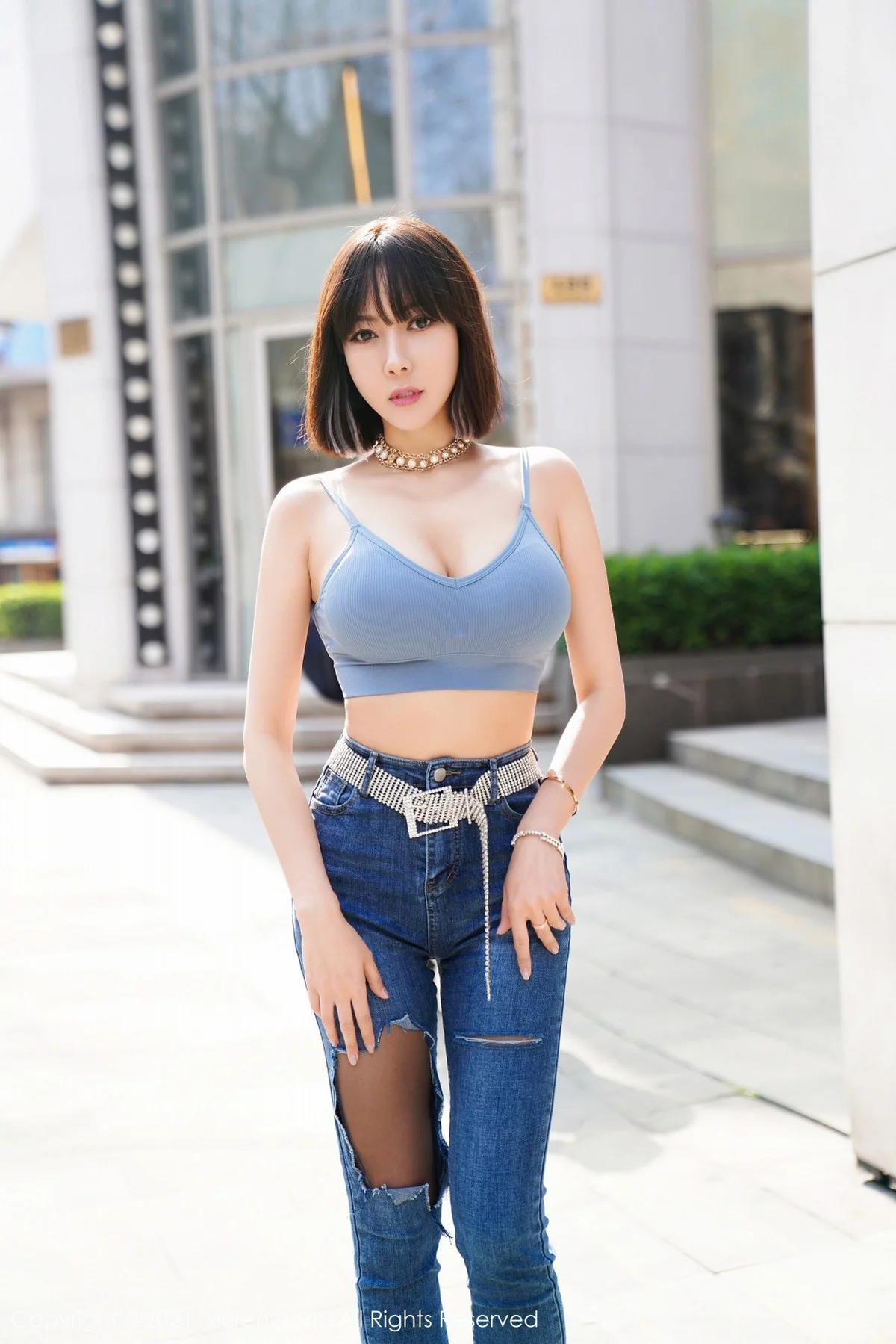 ytw9.com[XiuRen秀人网]No.3450_御姐果儿Victoria北京旅拍脱牛仔裤露性感内衣黑丝裤袜诱惑写真50P