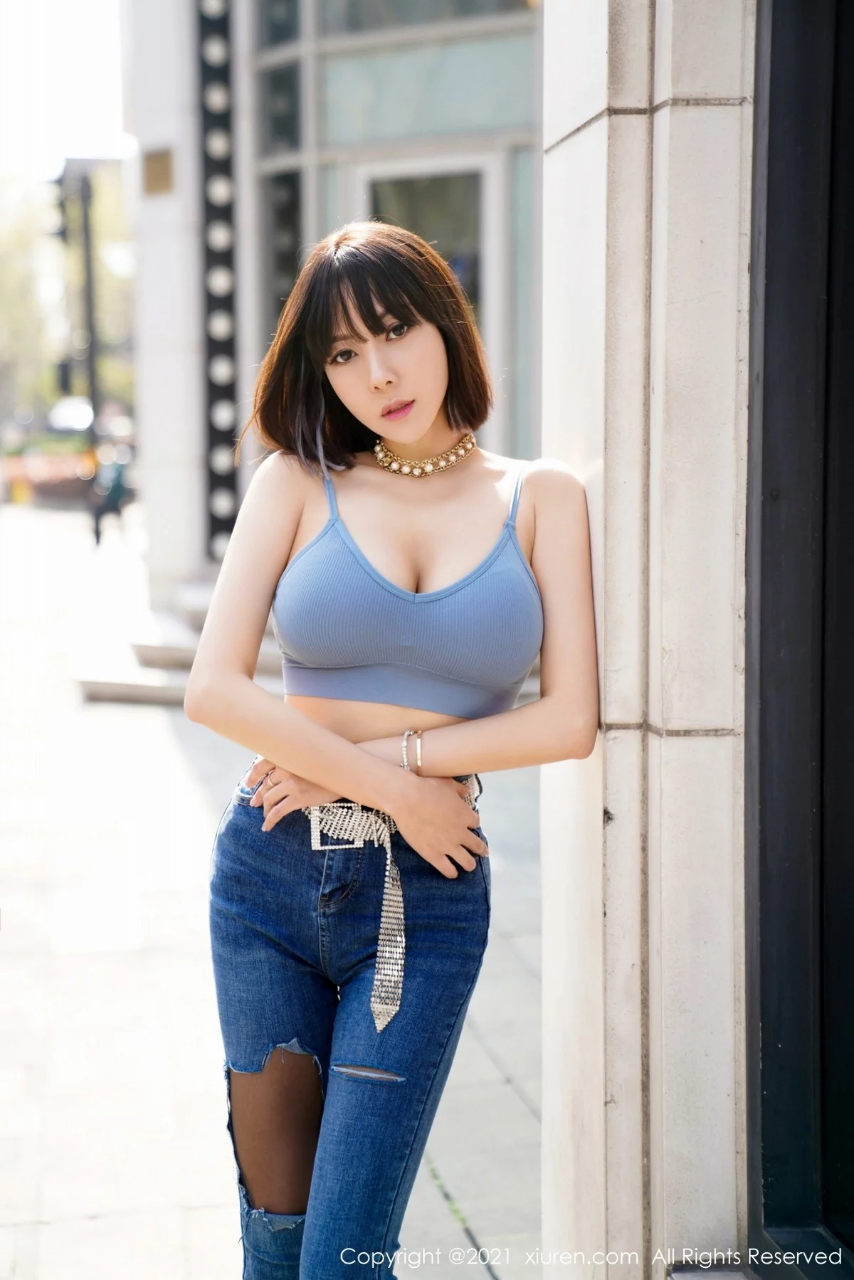 ytw9.com[XiuRen秀人网]No.3450_御姐果儿Victoria北京旅拍脱牛仔裤露性感内衣黑丝裤袜诱惑写真50P