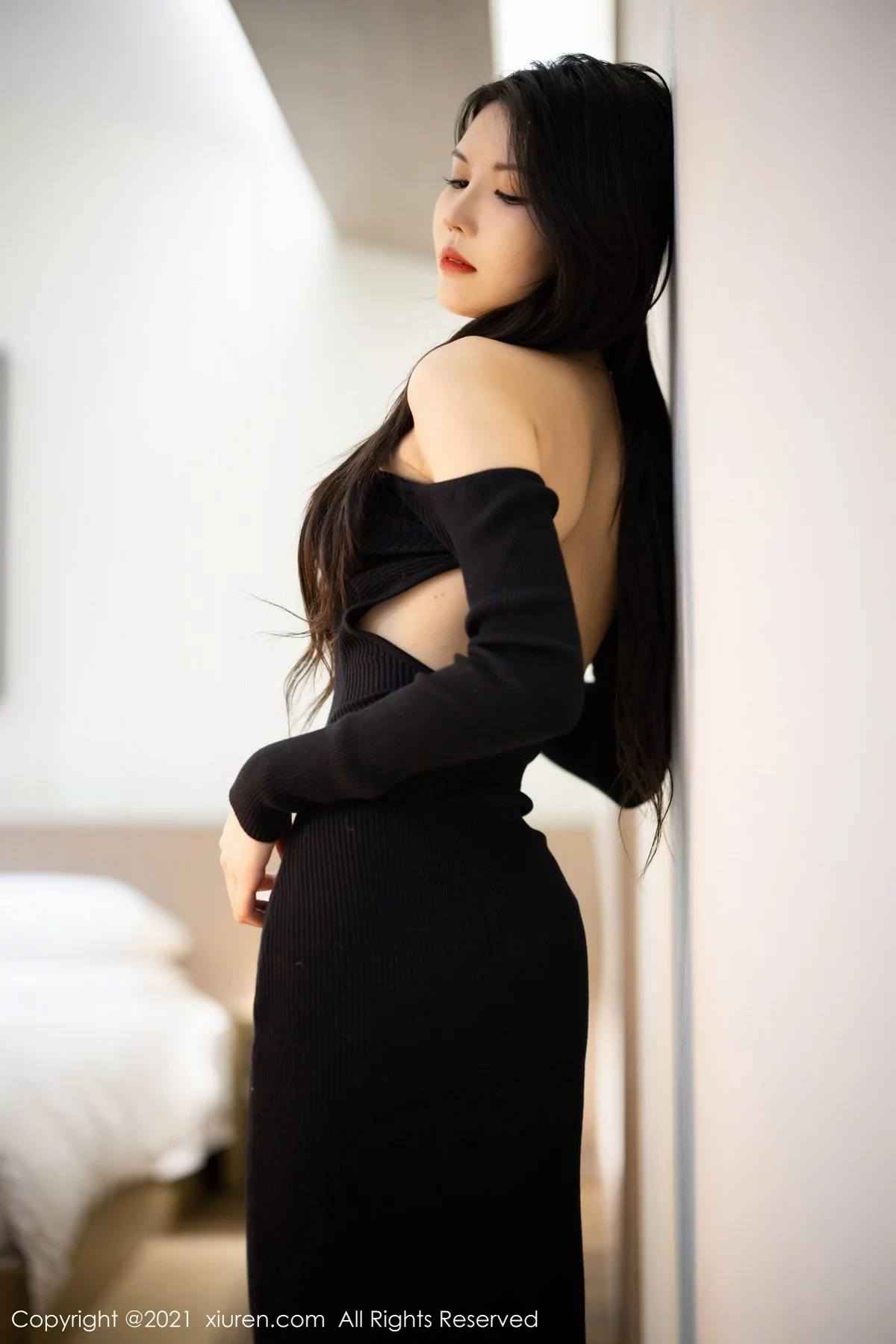 ytw9.com[XiuRen秀人网]No.3822_新人模特媛媛酱belle杭州旅拍黑色典雅礼裙配黑丝裤袜魅惑写真96P