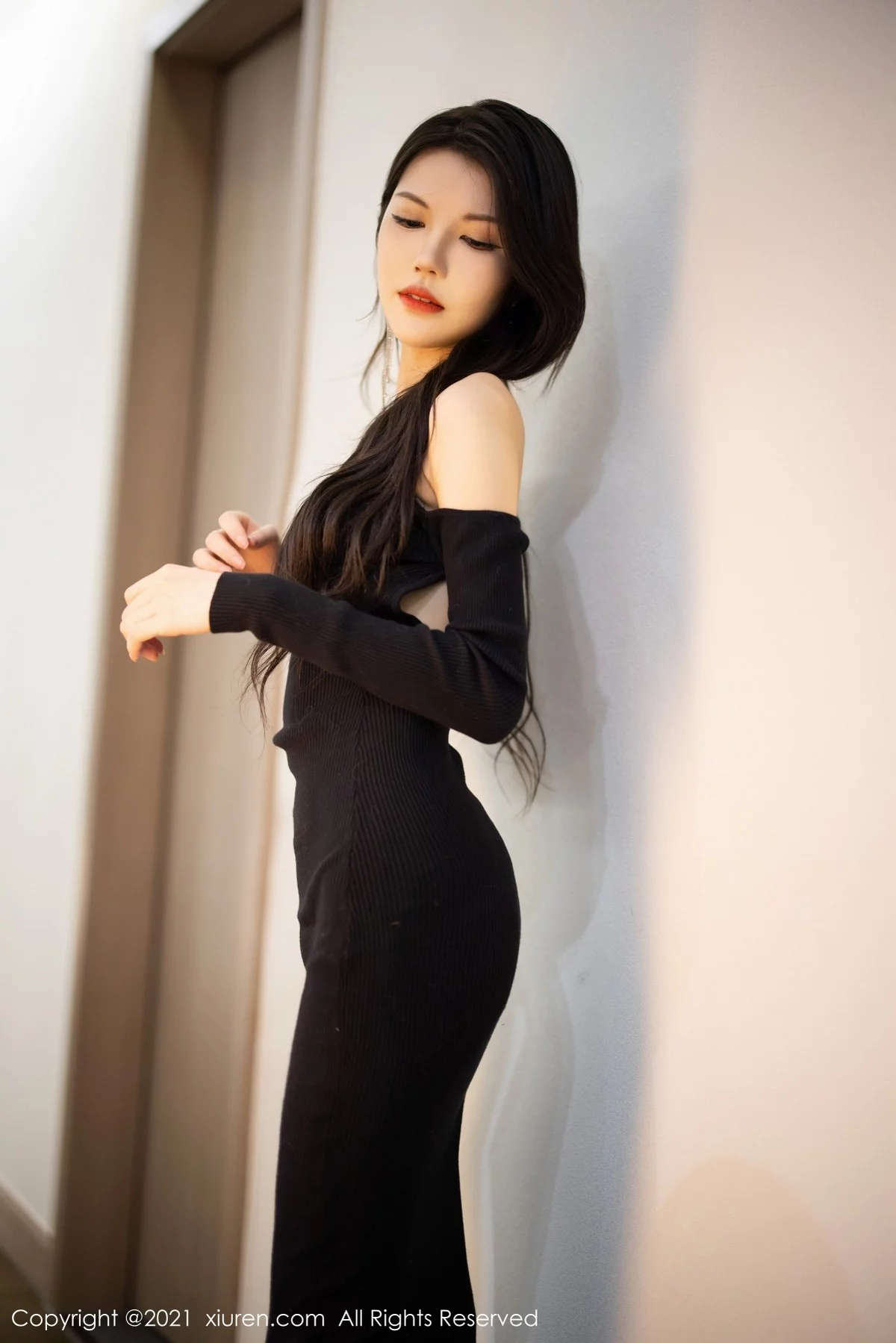 ytw9.com[XiuRen秀人网]No.3822_新人模特媛媛酱belle杭州旅拍黑色典雅礼裙配黑丝裤袜魅惑写真96P
