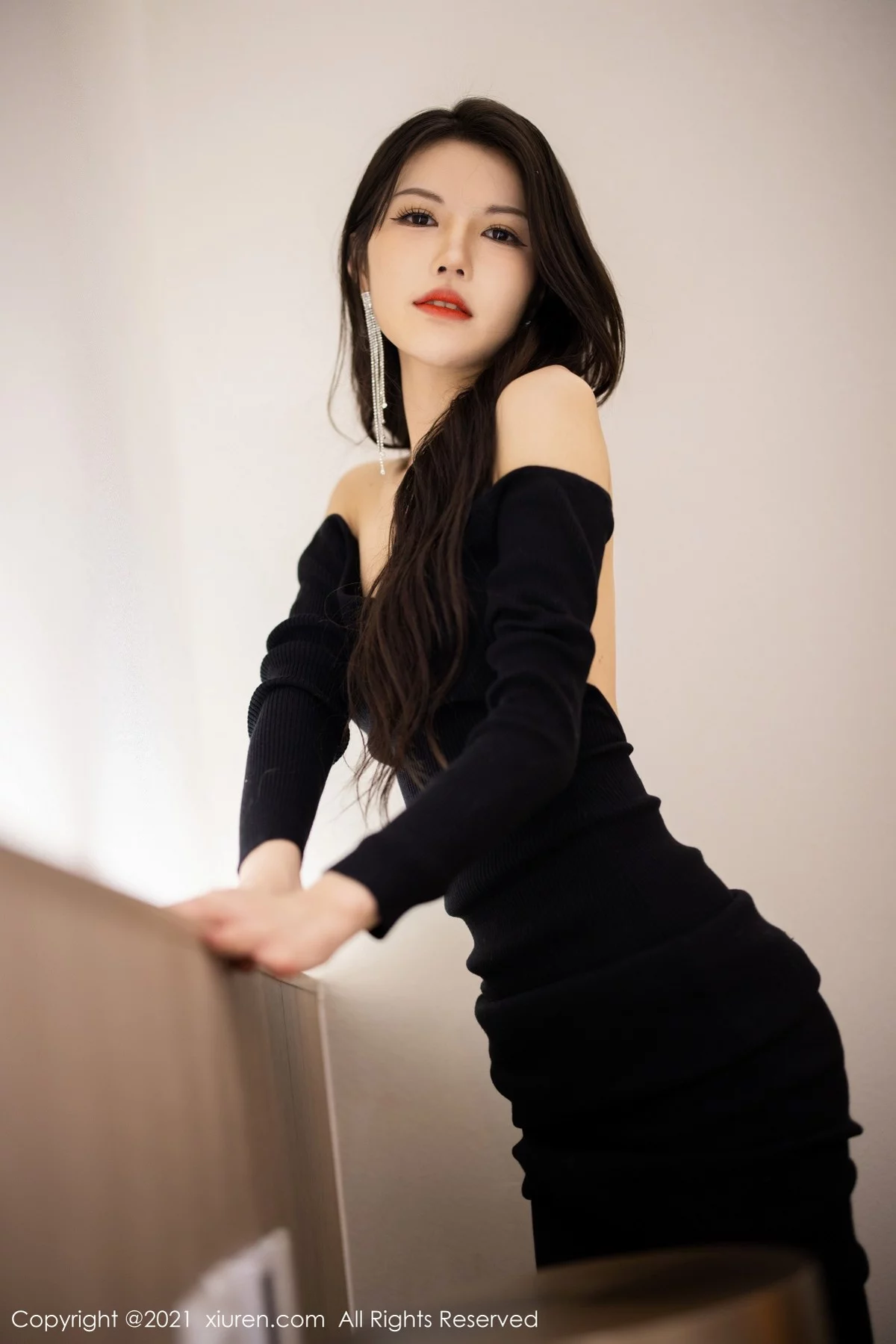 ytw9.com[XiuRen秀人网]No.3822_新人模特媛媛酱belle杭州旅拍黑色典雅礼裙配黑丝裤袜魅惑写真96P