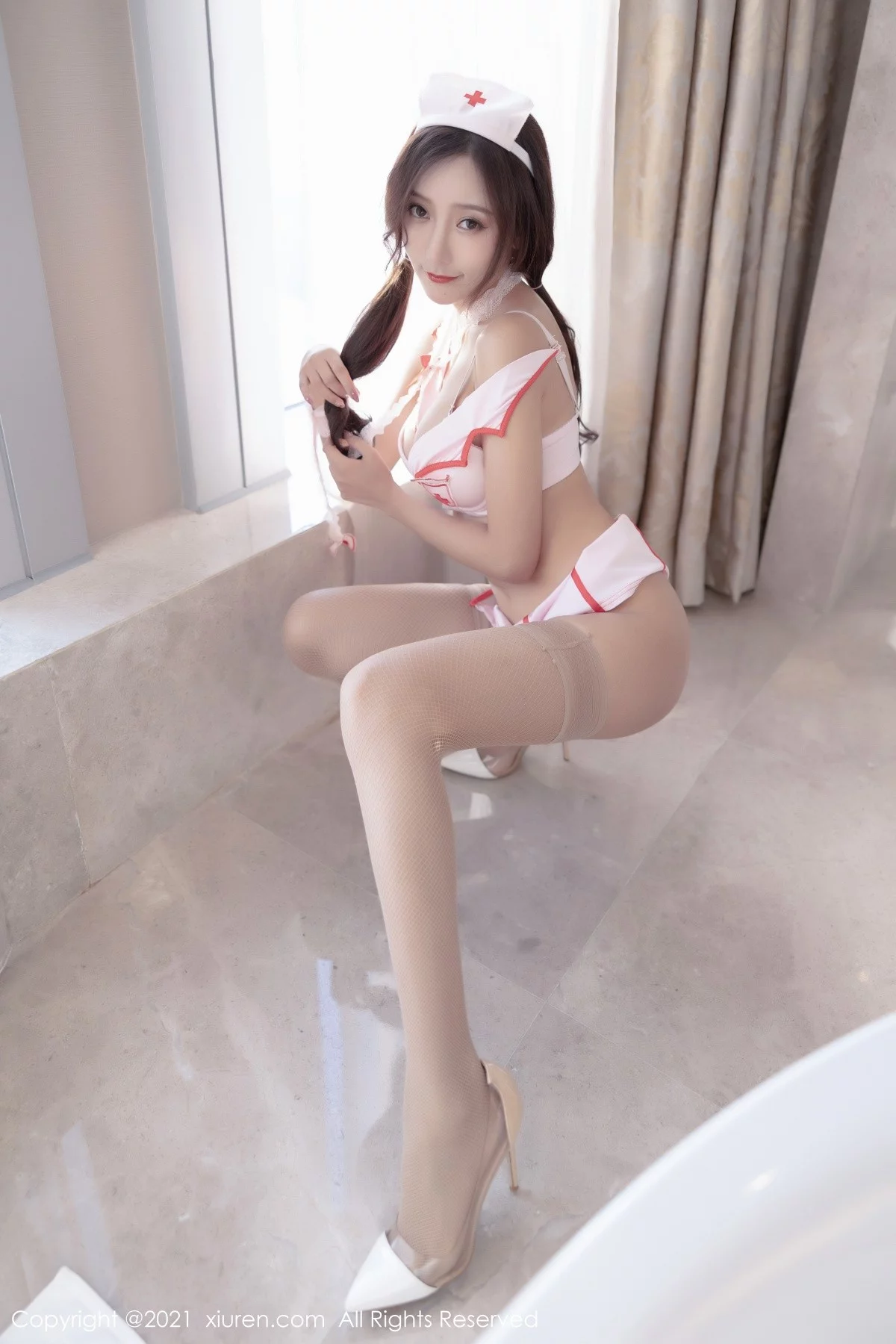ytw9.com[XiuRen秀人网]No.3883_女神王馨瑶yanni动人护士制服配肉丝网袜秀完美身材诱惑写真58P