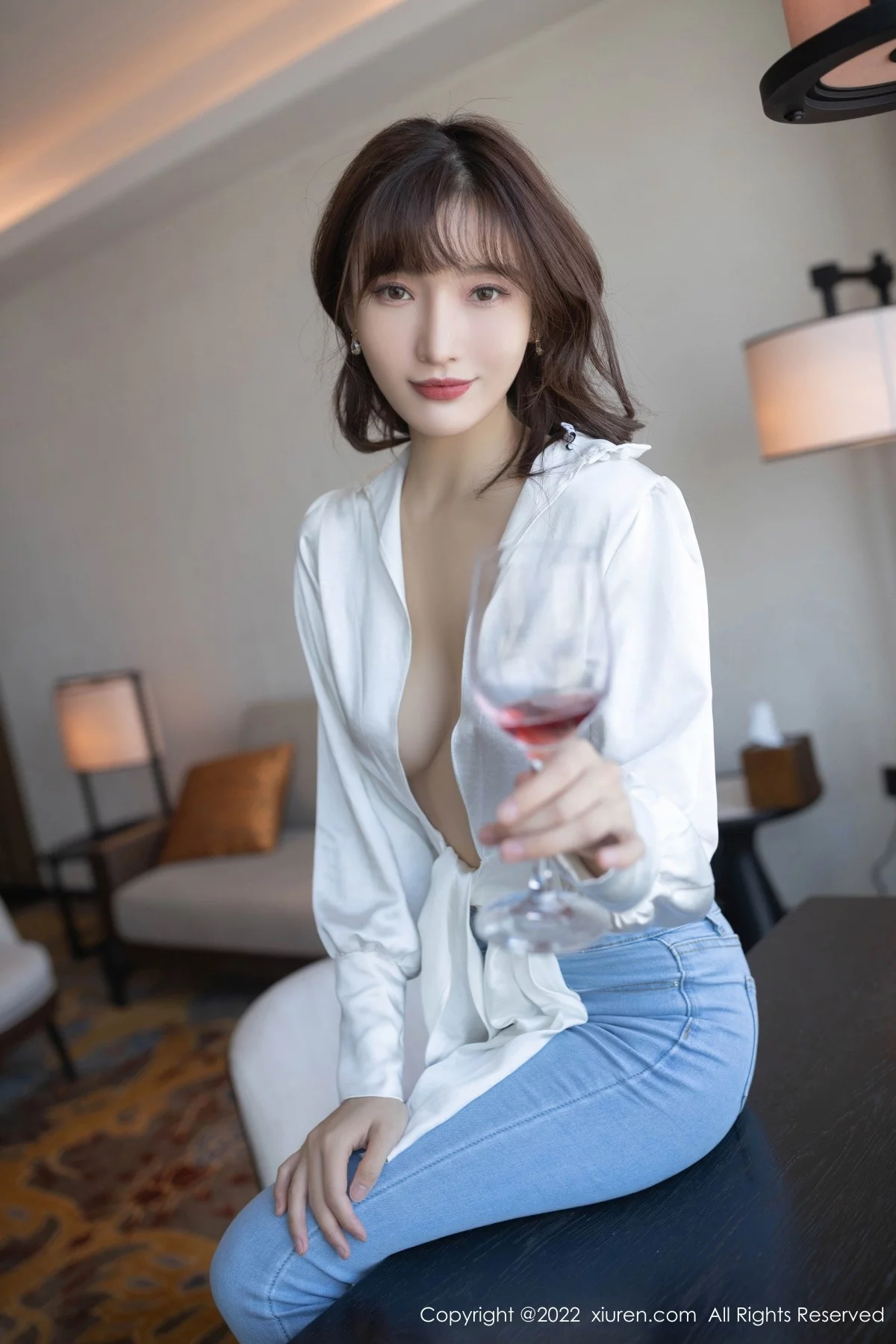 ytw9.com[XiuRen秀人网]No.4425_模特陆萱萱简约白T配牛仔裤半脱露开档肉丝撩人姿势诱惑写真89P