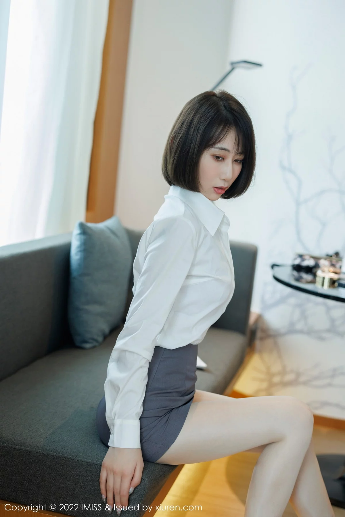 ytw9.com[IMISS爱蜜社]Vol.709_新人模特瑞妤性感白T配灰色短裙露紫色内衣超薄肉丝迷人写真68P