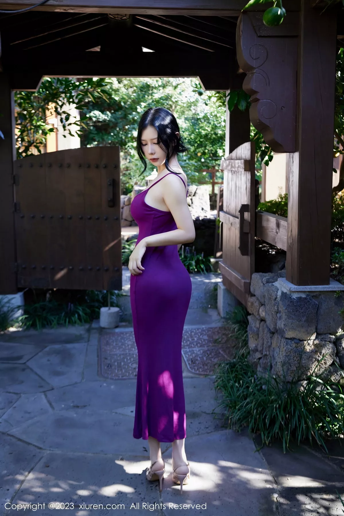 Xrmnw.Com[XiuRen秀人网]No.7485_模特尹甜甜户外性感紫色吊带裙配超薄肉丝秀完美身材诱惑写真63P