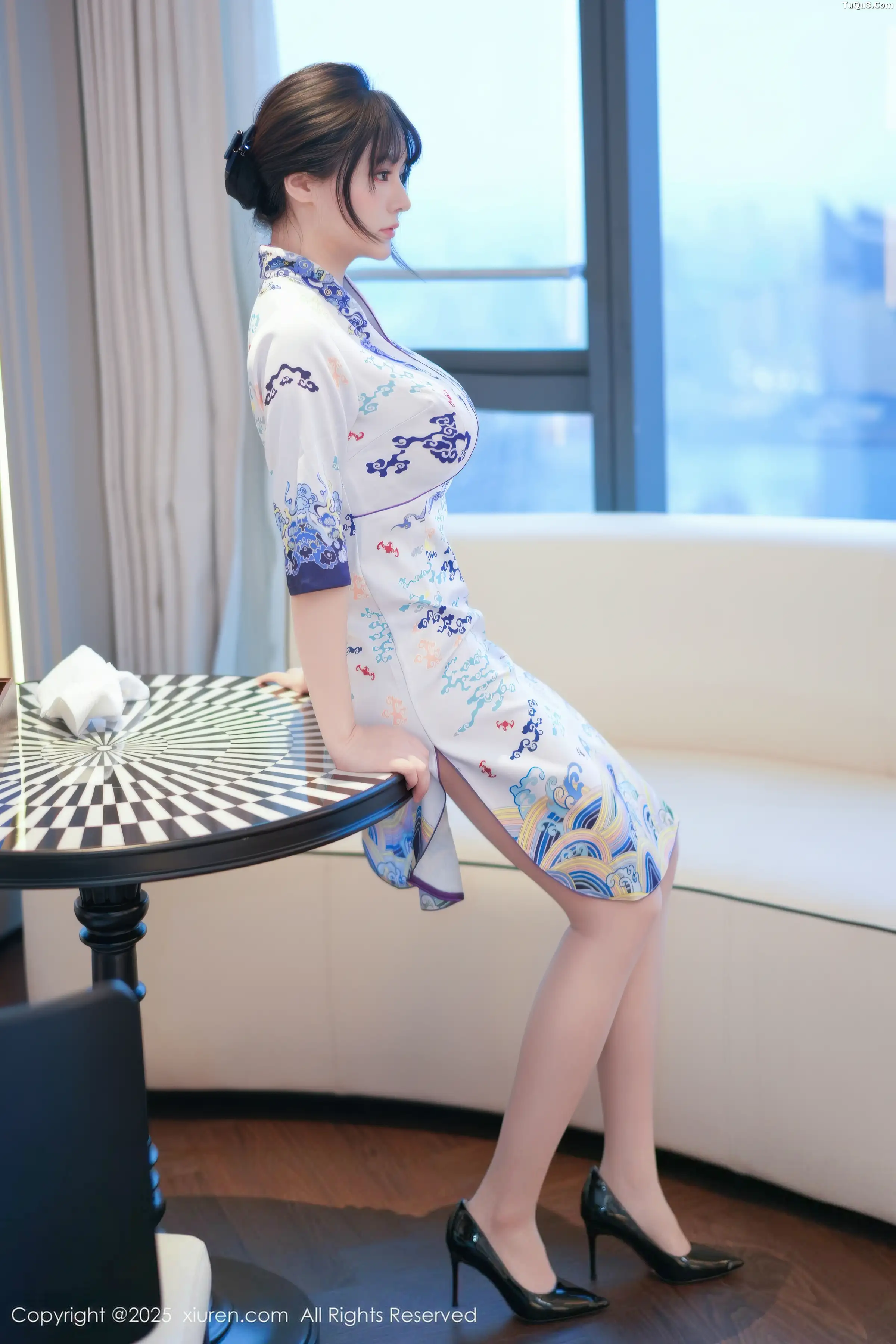 [XiuRen秀人网]No.11001_模特沈南汐RuRu性感浅色旗袍露白色蕾丝内衣秀凹凸身材诱惑写真67P